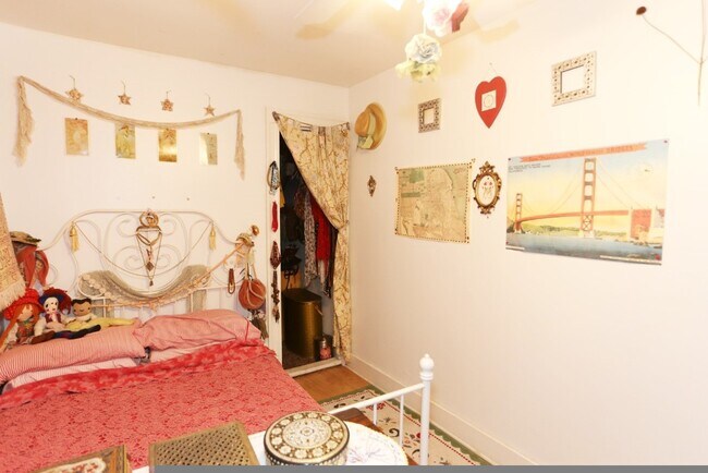 Building Photo - 2647 N Sacramento Ave