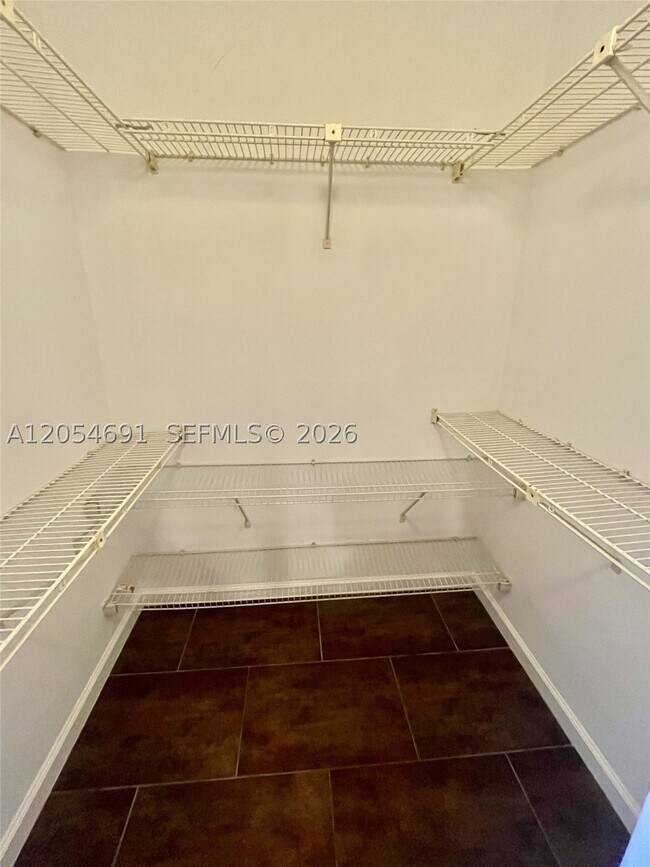 Building Photo - 520 Brickell Key Dr