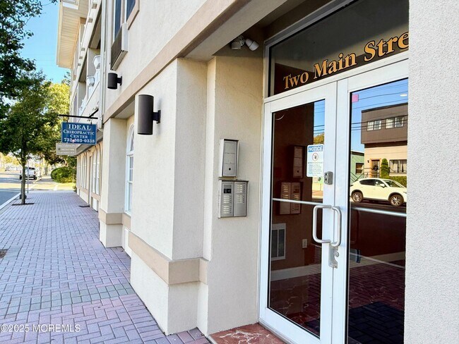 Building Photo - 2 Main St