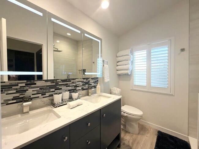 Building Photo - AVAILABLE NOW!! GORGEOUS 4 Bedroom 2 Bathroom Home in La Quinta.