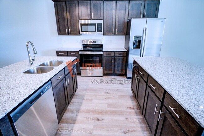 Building Photo - 1047 W 400 S
