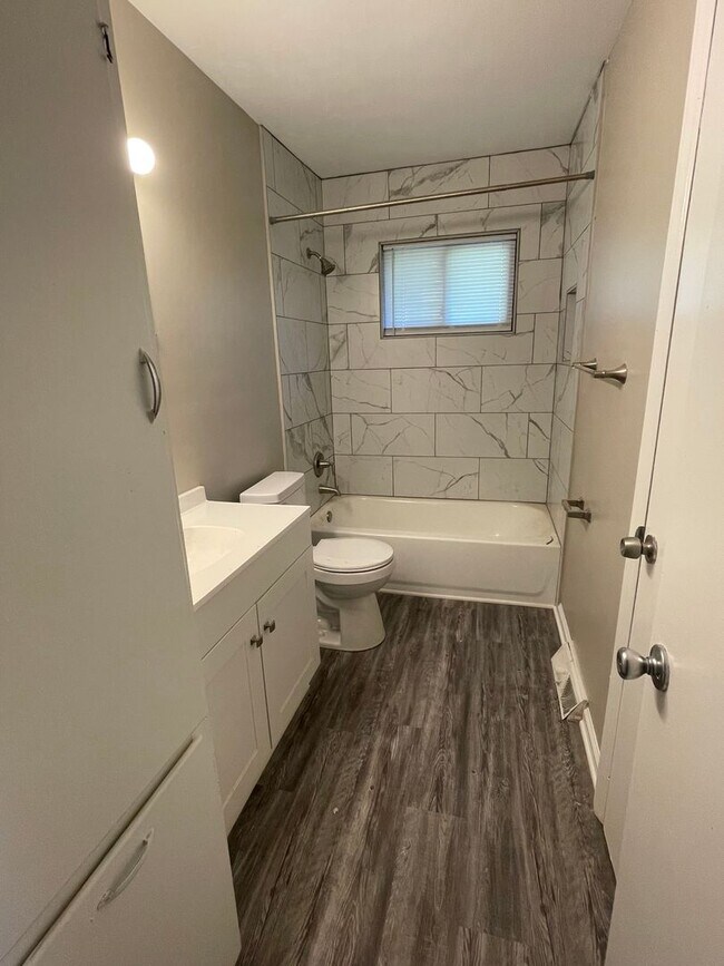 Building Photo - 4205 Oak Forest Dr