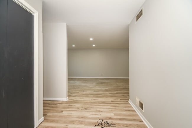 Building Photo - 605 S Raven Rd