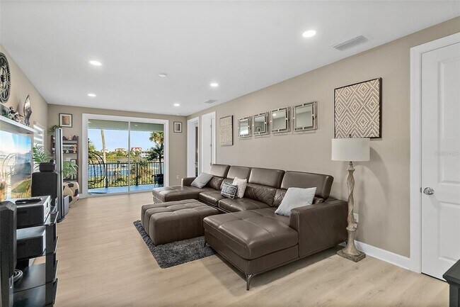 Building Photo - 54 N Riverwalk Dr