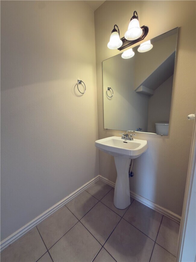 Building Photo - 902 Oakwood Ln