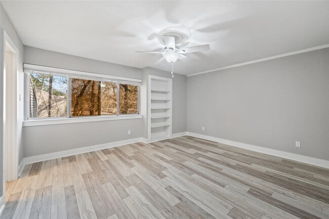 Building Photo - 2113 Lake Village Dr