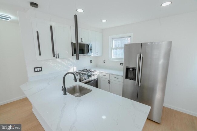 Building Photo - 413 Kennedy St NE