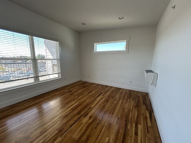 Building Photo - 2BD 2BA 3 STORY TOWNHOME FOR RENT