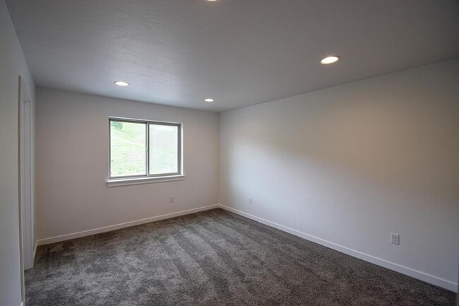 Building Photo - New South Hills Duplex Stunner!