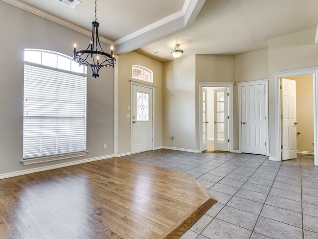 Building Photo - Lone Oak Ridge + Gated Community + 4 beds/2.5 Baths + Storm Shelter + Deer Creek Schools