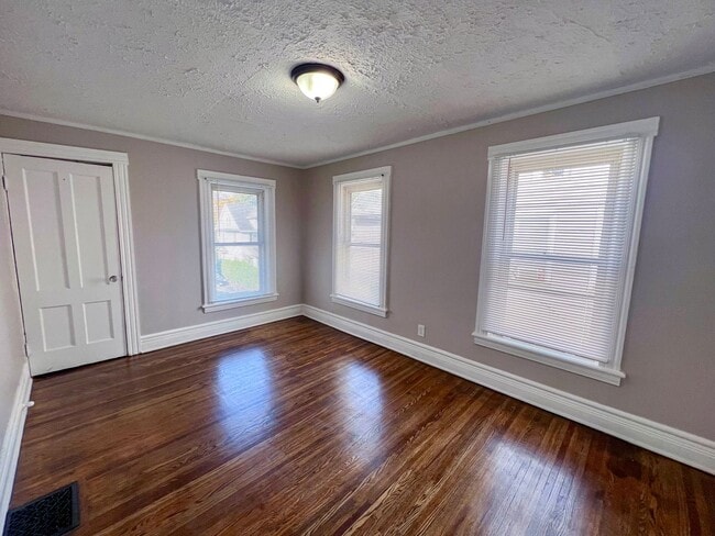 Building Photo - 4/1.5 Single Family Home | Hardwood Floors...
