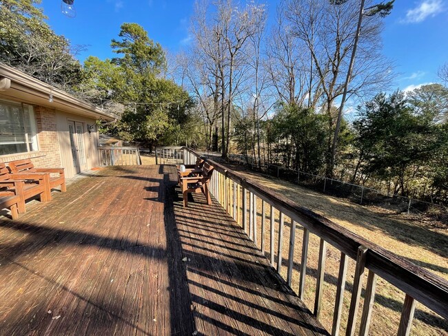 Building Photo - Three bedroom two bath home in Hoover righ...