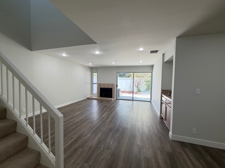 Bright and large living room and wet bar - 18241 Andrea Cir N