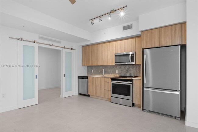 Building Photo - 2150 N Bayshore Dr