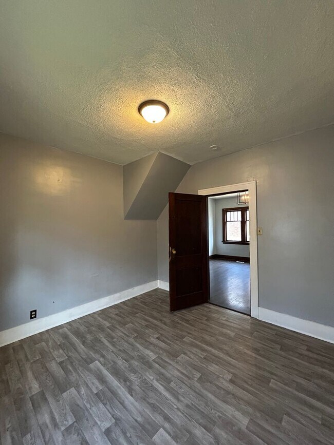 Building Photo - Updated 3-Bedroom, 1-Bathroom Home – $1,400/Month | Accepting Section 8