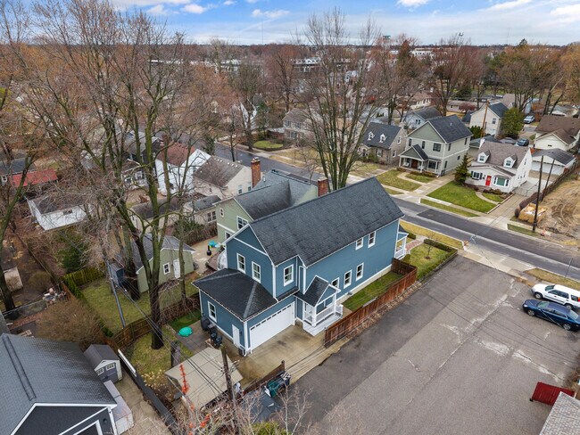 Building Photo - 819 Irving Ave