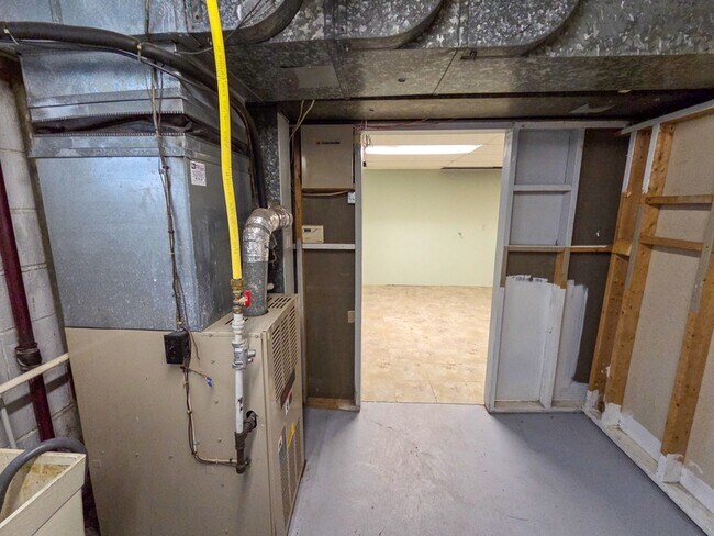 Building Photo - 151 Mahoning Dr