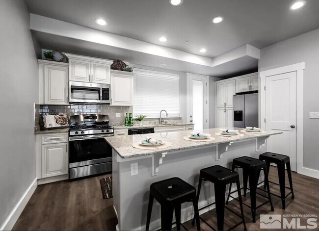 Building Photo - 730 Bluffs Ct