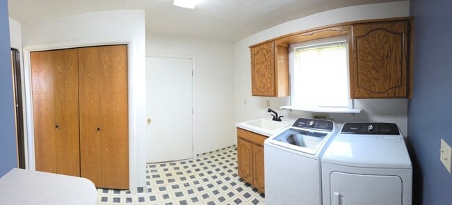 Building Photo - 3 bed, 3 bath Home in Sunnydell area Rexburg