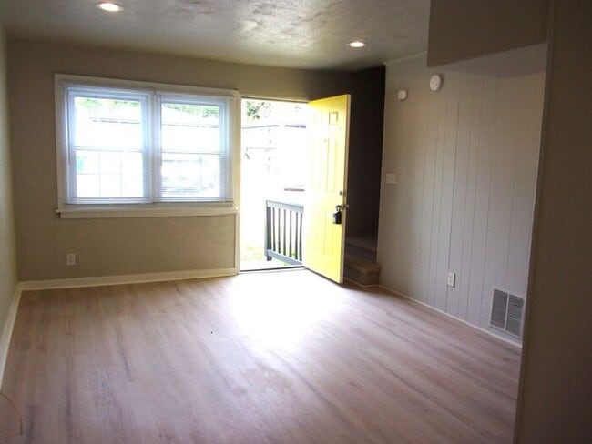 Building Photo - 2 Bedroom 1 Bath Townhome Minutes to Uptow...