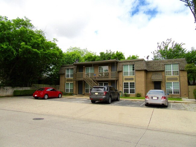 Building Photo - 411 S Dooley St