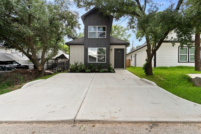 Building Photo - 11763 White Cedar St