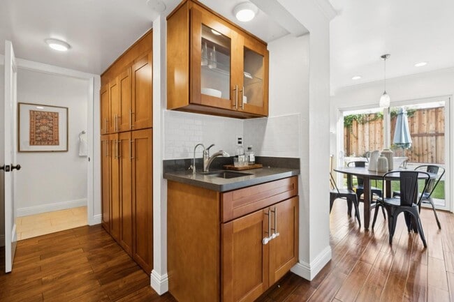 Building Photo - 646 S Ahwanee Terrace