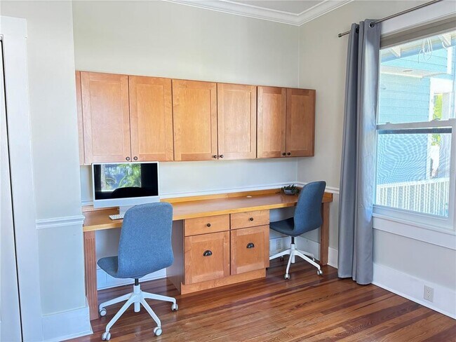 Building Photo - 324 Julia Pl