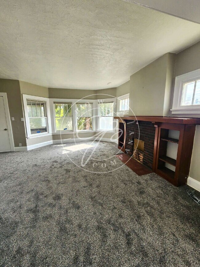 Building Photo - 2 bedroom Upper unit- over 1200 sq feet! P...