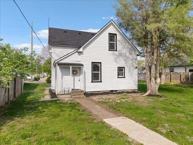 Building Photo - Spacious 4 Bedroom, 2 Bath Home with Detached 2-Car Garage!