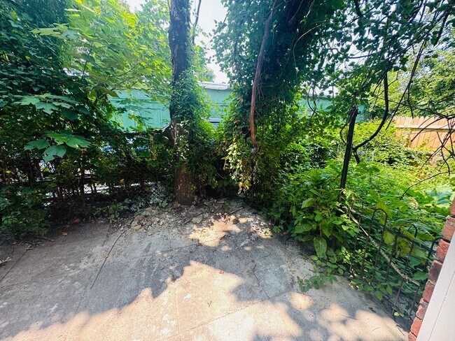 Building Photo - Remodeled 3bd/1 House with Rear yard!! SEC...