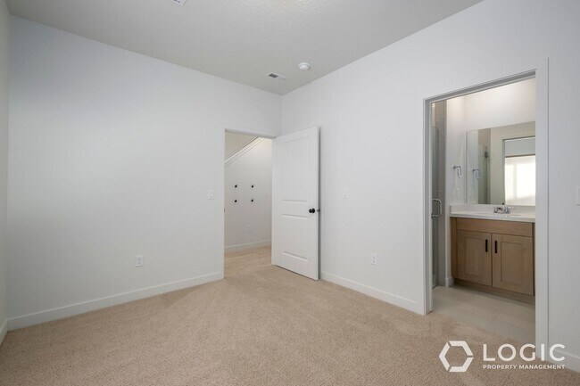Building Photo - Beautiful Townhome in Herriman UT