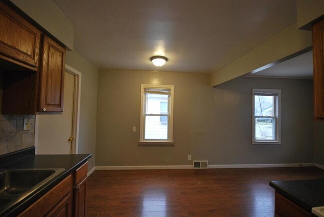 Building Photo - 328 W Kalama Ave