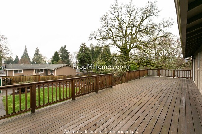 Building Photo - Spacious Four Bedroom Split-Level Home In Milwaukie!