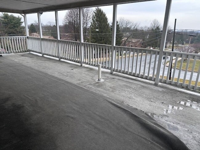 Building Photo - Spacious 2nd floor 3 Bedroom Apartment