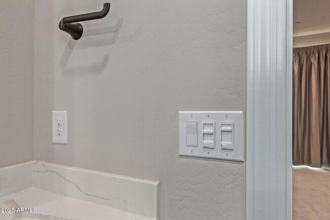 Building Photo - 2121 W Sonoran Desert Dr