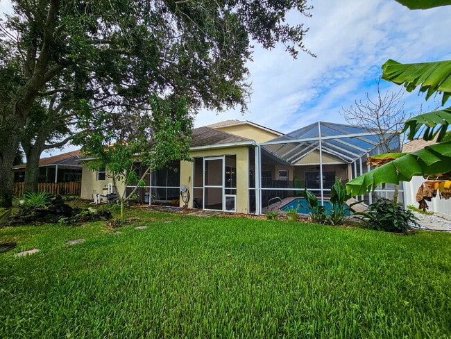 Building Photo - Waterfront Pool Home in Desirable Sunset Lakes