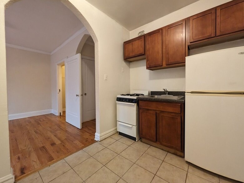 Building Photo - 4829 N Damen Ave