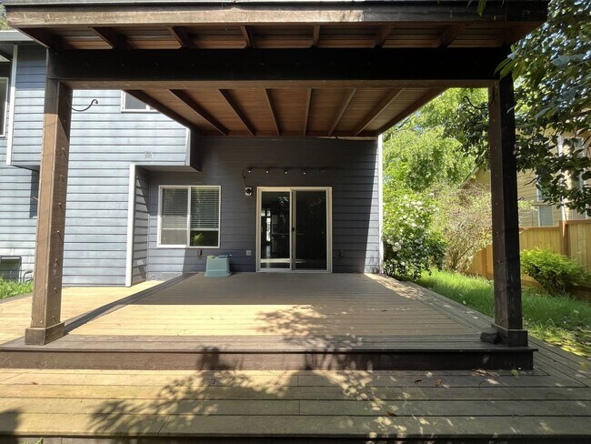 Building Photo - Beautiful 5BD/3BA Home with Soaking Tub, Island Kitchen & Attached 2-Car Garage