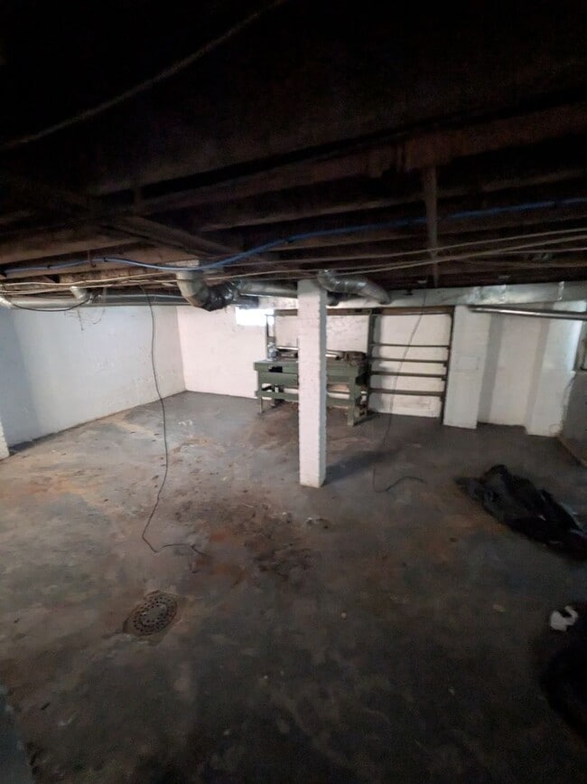 Building Photo - 1813 Converse St