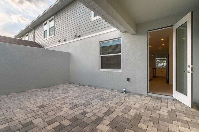 Building Photo - Beautiful Modern Town Home with Water Fron...