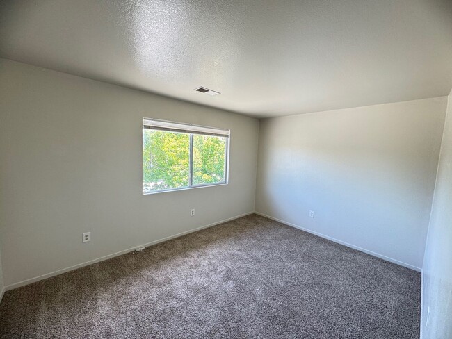 Building Photo - Charming 3 bedroom 1.5 bathroom Two story Town House with an attached garage.