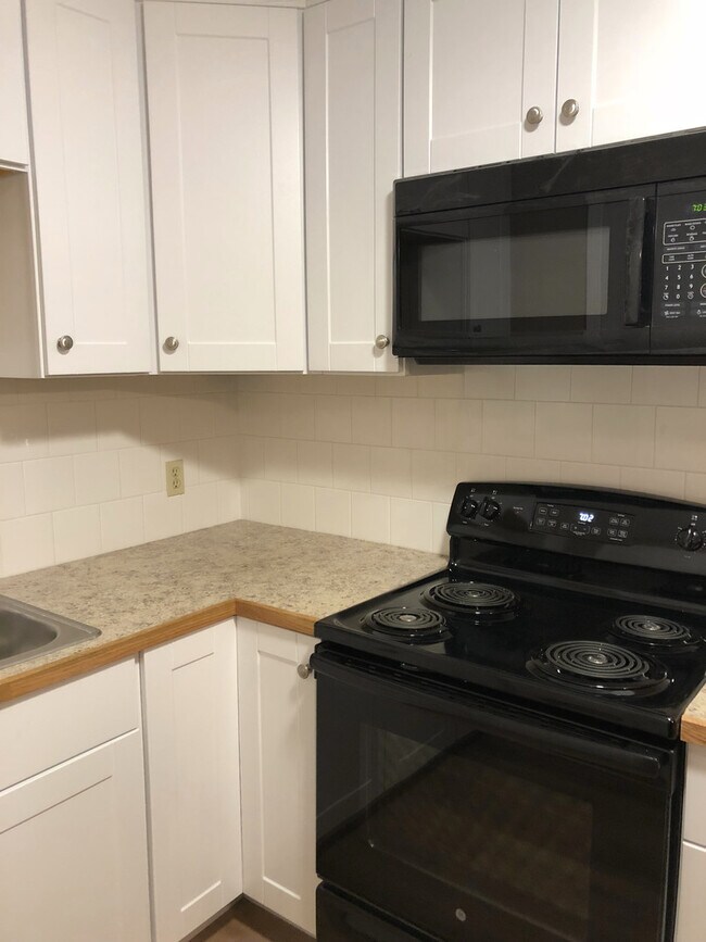 Building Photo - Nicely Remodeled 2 Bedroom 1 bath in NW Corvallis W/Storage Shed