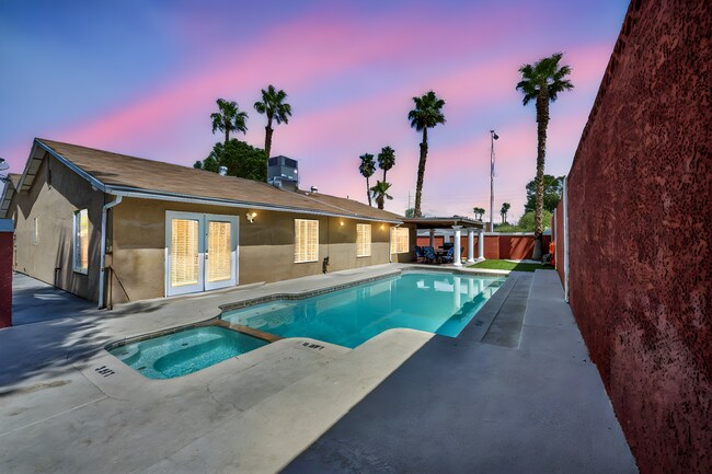 Building Photo - 3 Bed FULLY FURNISHED Pool Home