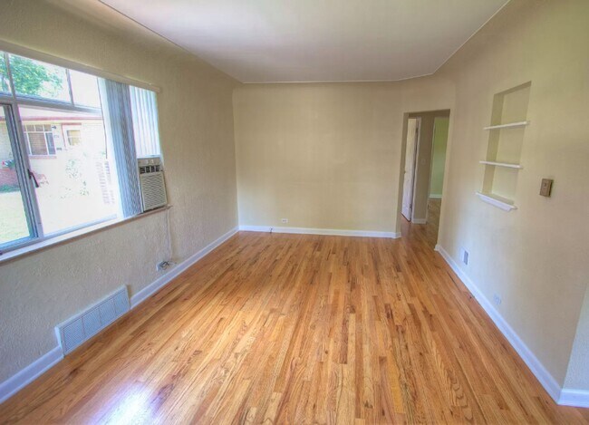 Building Photo - 2-Bed 1-Bath Duplex In Denver's University...