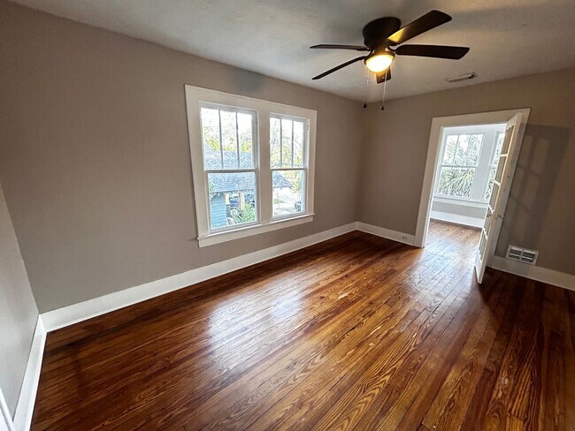 Building Photo - 2561 Rosselle St