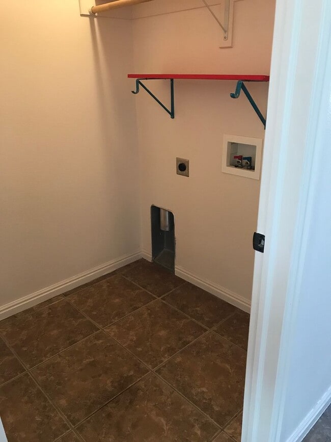 Building Photo - Cozy 2 bedroom Duplex Home