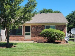 Building Photo - Charming unit in a quiet neighborhood