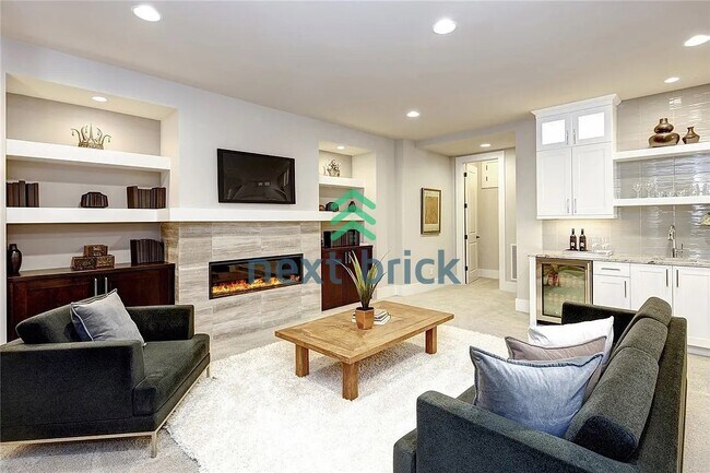 Building Photo - Luxurious 5-Bed, 5-Bath Oasis in Bellevue's Prime Location!
