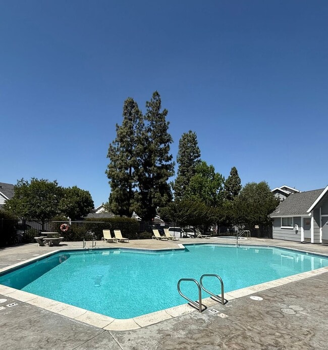 Building Photo - Beautiful 3 bedroom, 3 bath condo in Grand...